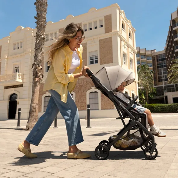 bébé dans poussette confortable