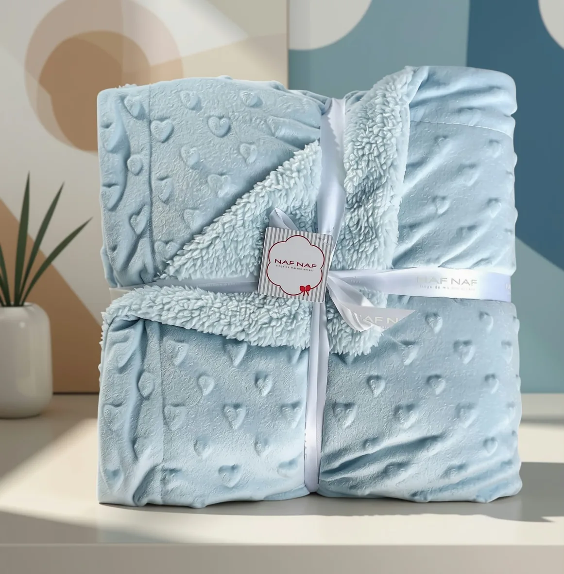 couverture110 x 140cm bleue en peluche avec cœurs sherpa – naf naf